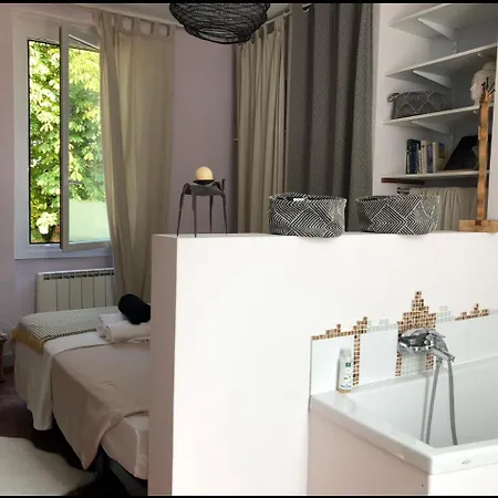 Bed & Breakfast De La Galerie Du Port Douce France Auvillar