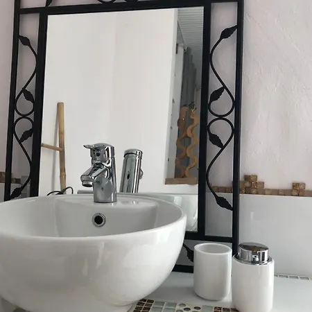 Bed & Breakfast De La Galerie Du Port Douce France 4*